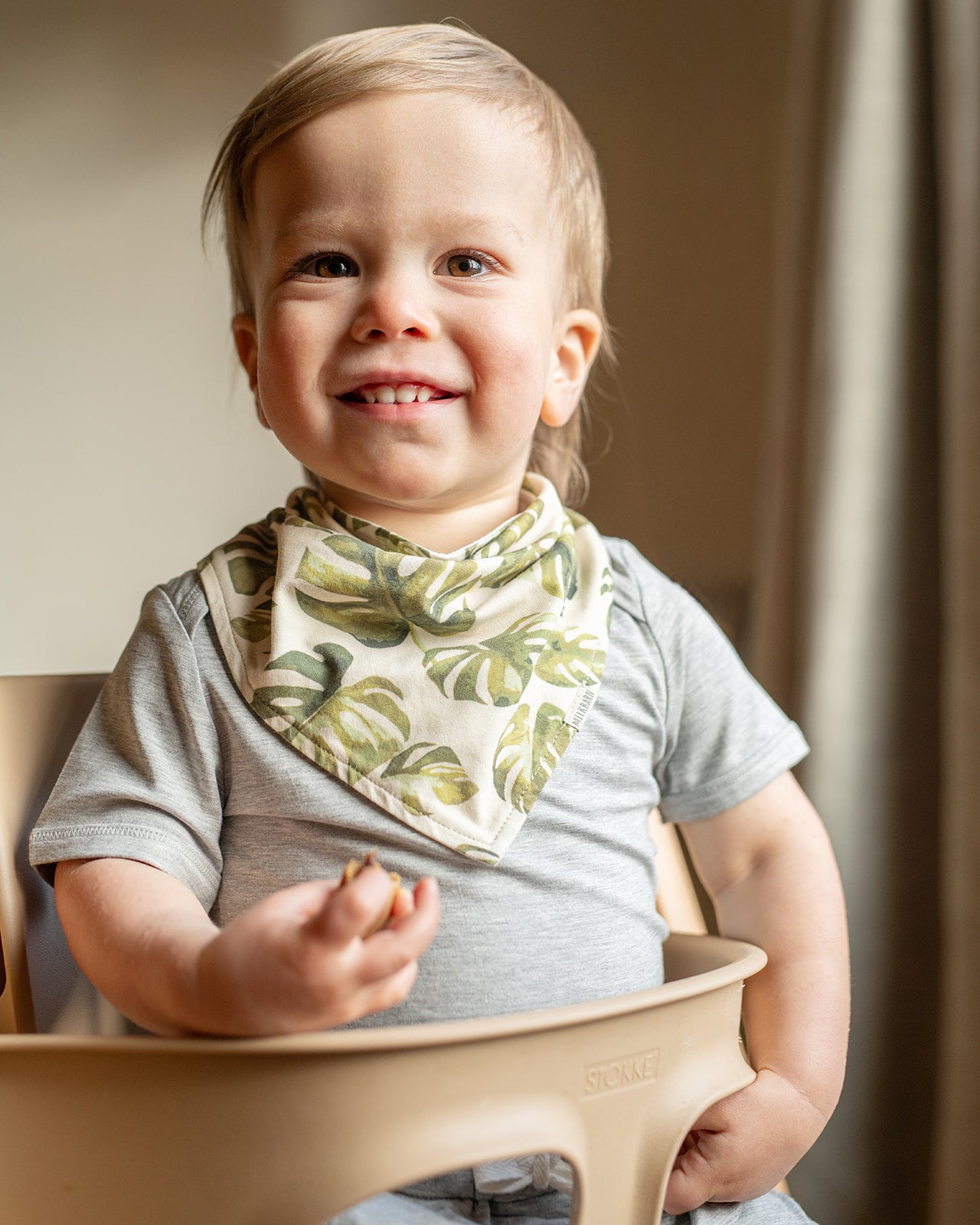 stokke bib Island Leaf Cotton Stretch Kerchief Bib